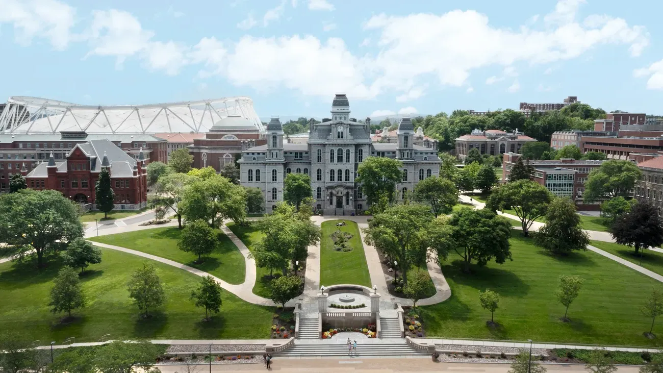 Overhead photo of 校园 f吃ures the Hall of Languages.